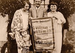 Dr. med Otto Greither zusammen mit seiner Frau und Sohn Otto sowie einer Bekannten. 